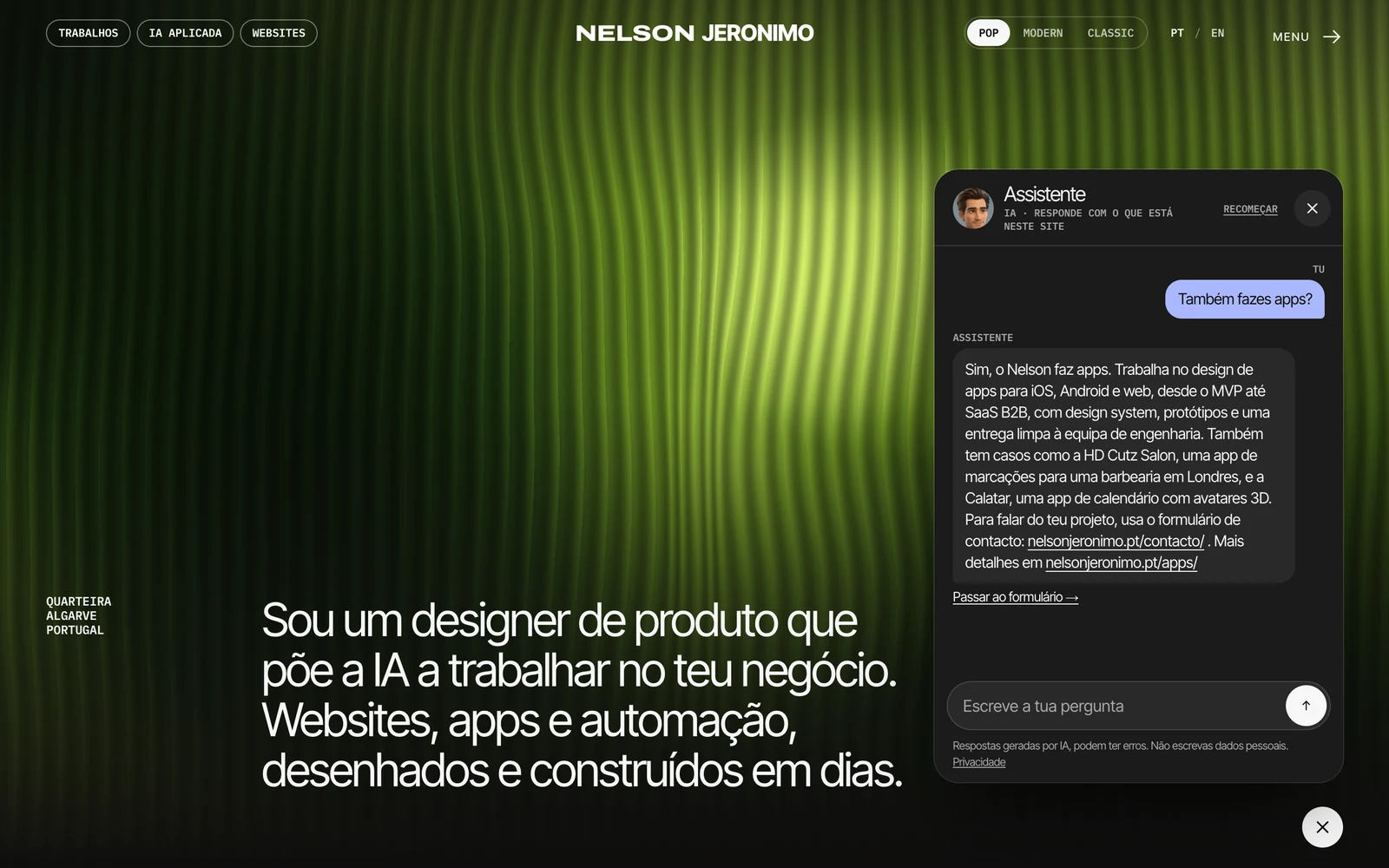 Captura real da página inicial no estilo Pop com o chat aberto: a pergunta «Também fazes apps?» e a resposta do assistente, com o avatar no cabeçalho do painel.